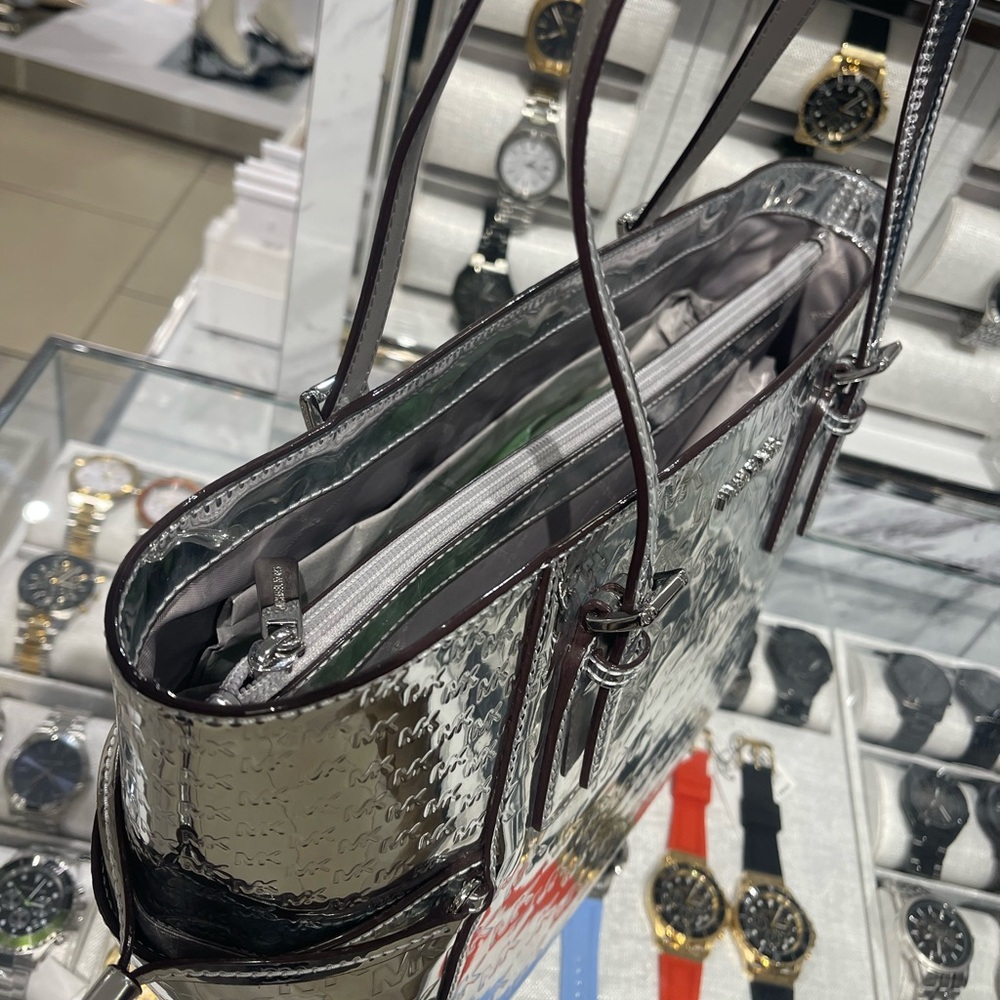 MICHAEL KORS Voyager Large Patent Logo Debossed EW Shoulder Tote Bag
Silver
NWT - Picture 12 of 16